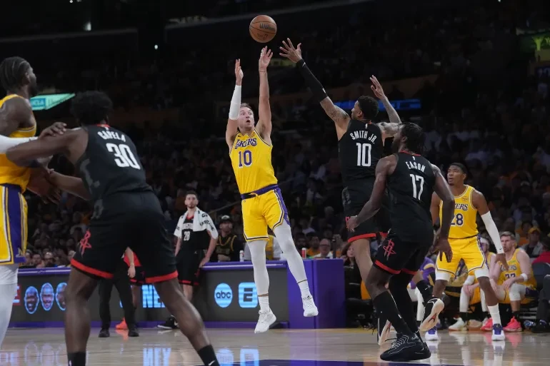 Lakers hijack Game 1 in Houston despite failing every rebounding metric set